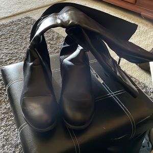 Women’s size 10W black boot new worn once